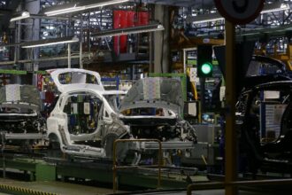 criza majora in industria auto fostul sef stellantis prezice inchiderea a 10 fabrici europene din cauza politicilor ue 693c74a2445d4