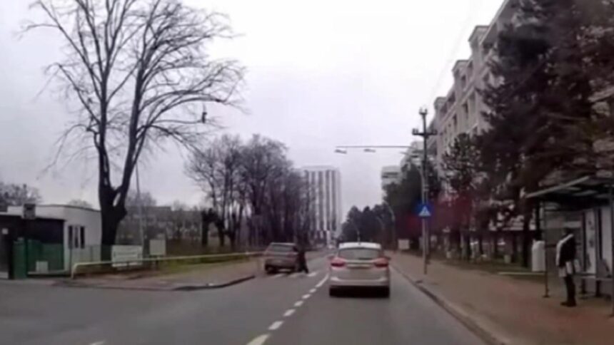 depasire periculoasa pe trecerea de pietoni pieton salvat in ultima clipa 692ef3046be5a