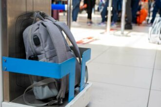 descoperire uluitoare pe aeroport diamante ascunse in bagajul unui pasager barbatul a fost retinut 693c6f5d710bc