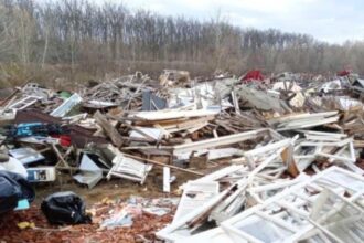 dezastru ecologic langa raul mures un hectar de teren sufocat de gunoaie amenda record pentru o familie din arad 6939a114447a0