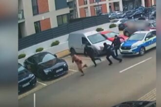 doi pretinsi colindatori au tot incercat usile unui bloc din arad locatarii au chemat politia care i a pus pe fuga 694e3cd732703