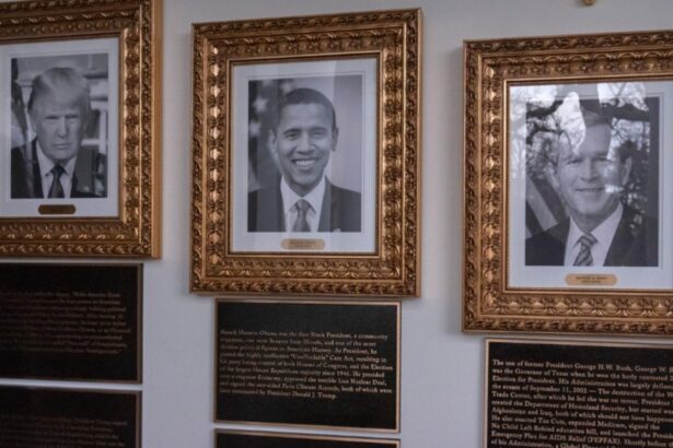 donald trump a adaugat descrieri la galeria de portrete ale fostilor presedinti sua jigniri pe banda rulanta pentru obama si biden 69438e688806d