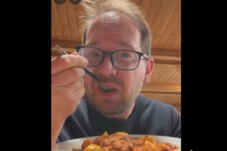 gafa facuta de dominic fritz politicianul se lauda ca a gatit gulas bihorean 6954c8984e2c1