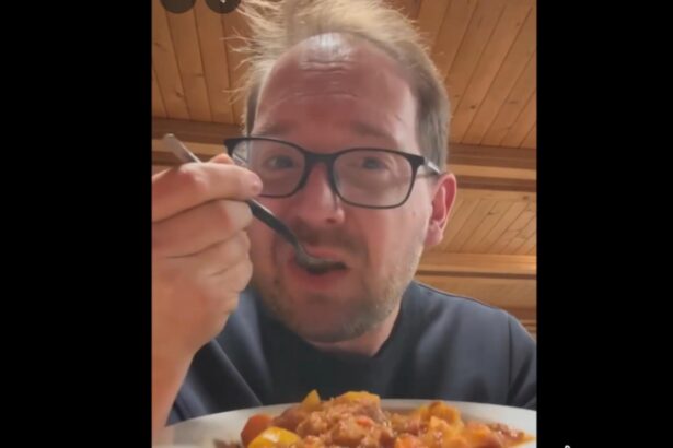 gafa facuta de dominic fritz politicianul se lauda ca a gatit gulas bihorean 6954c8984e2c1