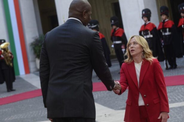 giorgia meloni din nou virala reactia care a starnit zambete la intalnirea cu presedintele mozambicului a ramas uimita de inaltimea acestuia 694392086ee8d