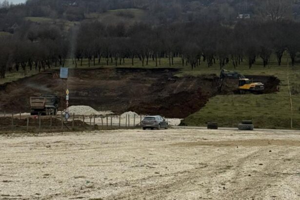 halucinant doi antreprenori au facut parcare inalbia unui rau garda de mediu a intervenit la timp foto 6939adf9e76fe