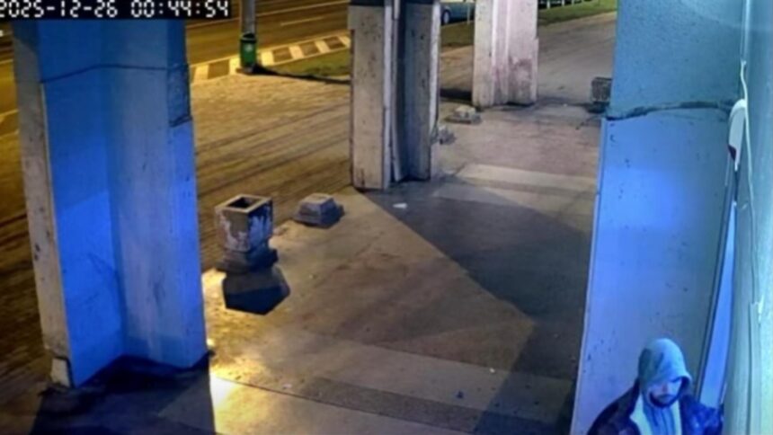 hot la shaormerie in noaptea de craciun barbatul surprins cand da spargerea 6950f9bb354c9