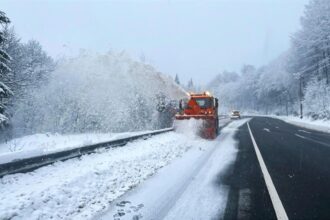 iarna in toata regula in romania drumarii au intervenit pe trei drumuri nationale si doua drumuri judetene din maramures 695232748471e