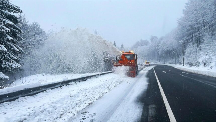 iarna in toata regula in romania drumarii au intervenit pe trei drumuri nationale si doua drumuri judetene din maramures 695232748471e