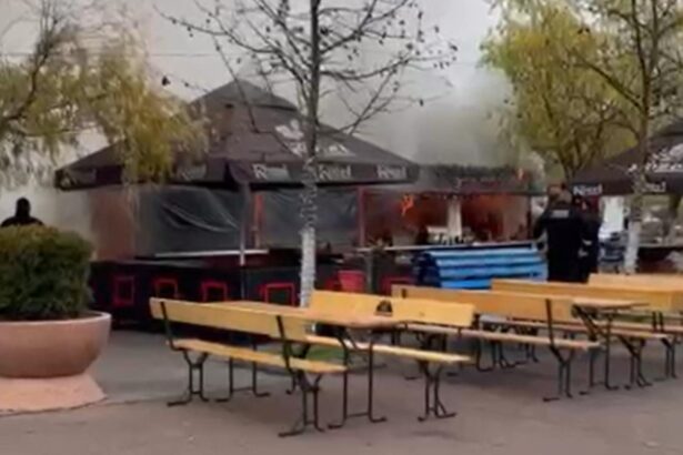 incendiu la o casuta de lemn dintr un targ de craciun din bucuresti totul se putea transforma in cenusa in timp record video 69304b8c265e5