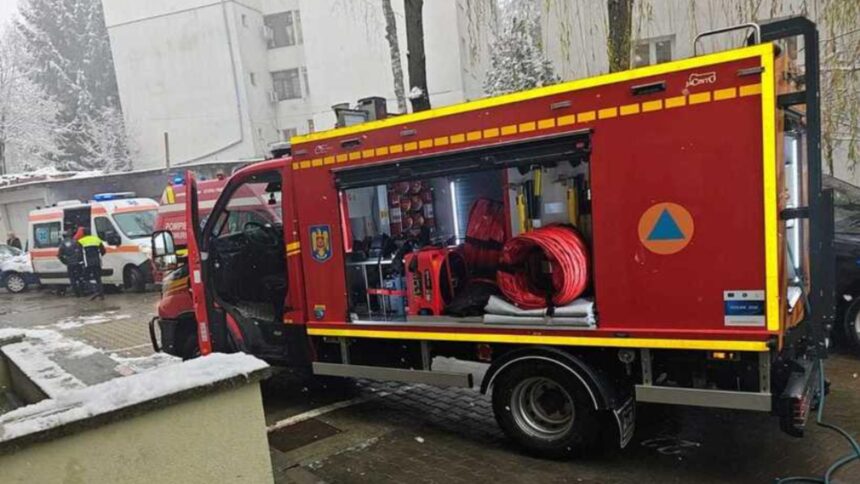 incendiu puternic in ajun de craciun intr un bloc mai multi locatari evacuati focul ar fi fost provocat intentionat 694c138dbd2d2