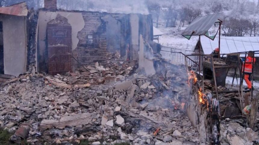 incendiu tragic chiar de craciun o locuinta a fost mistuita de flacari iar pompierii au descoperit posibile resturi umane 694d4b5fe65bf