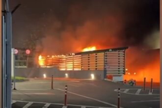 incendiu violent intr un cartier rezidential din rahova focul ar fi izbucnit din cauza unei petarde 693fa2907a907