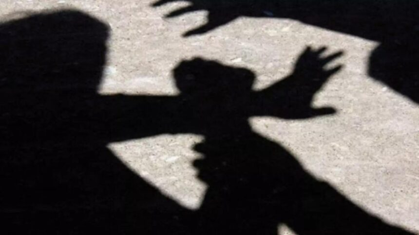 incident socant intr o scoala din teleorman o eleva a fost luata cu forta din clasa si batuta pe strada trei adolescente au fost retinute video 69311776d836e