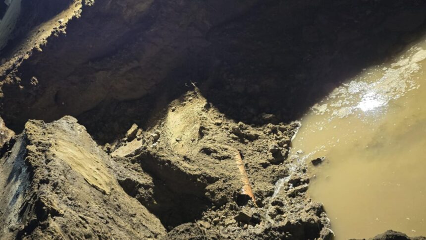 interventie de urgenta in galati echipele au rupt un drum pentru a salva o comuna de inundatii 694068b7bdcf0