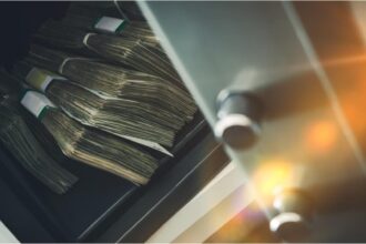 jaf ca in filme in cluj napoca un barbat s a deghizat in livrator de mancare si a intrat intr o locuinta de unde a furat un seif cu 40 000 de euro 694aaab7e9c32