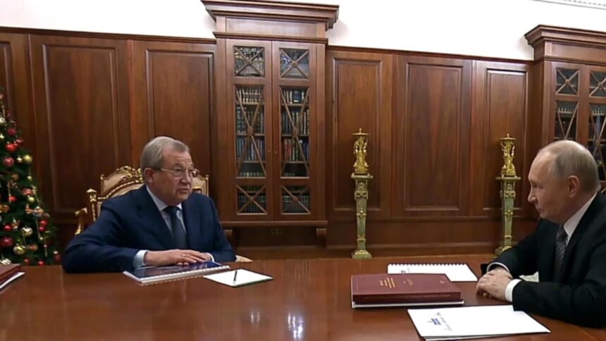 kremlinul prins pe picior gresit amanuntul din biroul lui putin care contrazice propaganda oficiala 69446fb9befe5