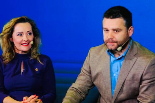 lasconi ii rade in nas lui drula fosta sefa a rezistilor l a felicitat pe ciucu si a postat o poza alaturi de el 6935f79289053