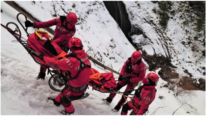 misiune dificila a salvamontistilor in zona inalta din masivul cehlau o persoana este inconstienta si nu se poate interveni cu elicopterul din cauza vremii 692ecb40ac101