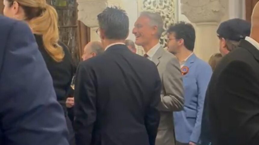 nicusor dan nu se leapada de matei paun controversatul om de afaceri cu opinii pro ruse prezent la receptia de ziua nationala video 692dc397e4bd7