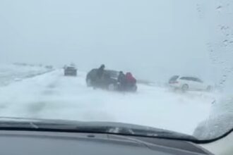 ninsoarea si viscolul face prapad pe drumuri trafic paralizat in brebeni soferii imping masini inzapezite video 694d238cdc136