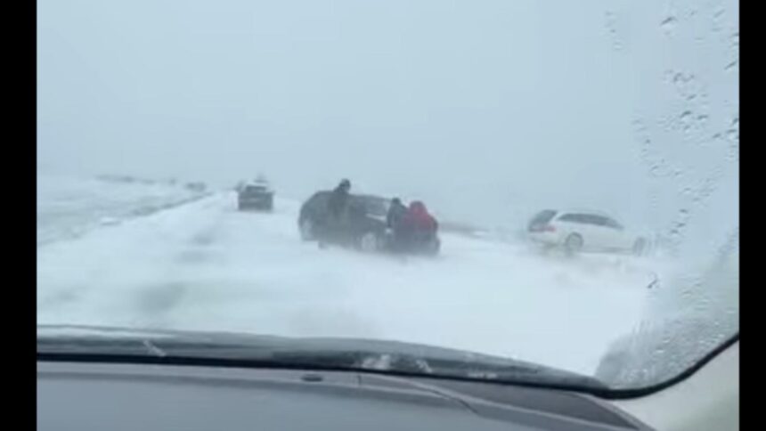 ninsoarea si viscolul face prapad pe drumuri trafic paralizat in brebeni soferii imping masini inzapezite video 694d238cdc136