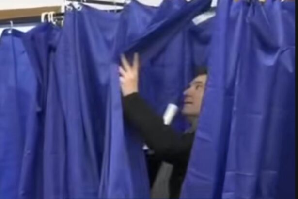 o noua gafa a lui nicusor dan presedintele s a ratacit la vot in lupta cu perdeaua cabinei 6935d0d68150b