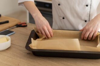 pericolul ascuns in hartia de copt specialistii au descoperit substante asociate cu afectiuni grave 6932f5a007e16