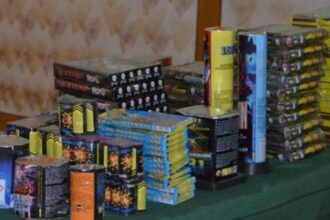 peste 10 tone de petarde si artificii ilegale ridicate de catre politisti in urma unor perchezitii un barbat a fost retinut 694be02a3ea87