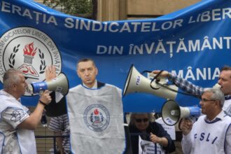 protest masiv al dascalilor in capitala mii de profesori la usa lui bolojan 69392735c9f37