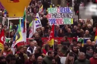 proteste masive in franta zeci de mii de oameni in strada scoli inchise trenuri blocate si administratia paralizata 6931da62593aa