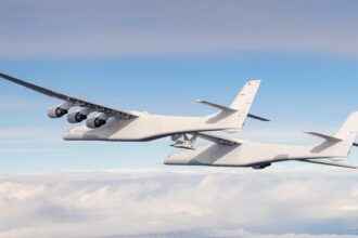 record absolut in aviatie singurul avion din lume cu aripi mai late decat un teren de fotbal video 6942f6d2a74fa