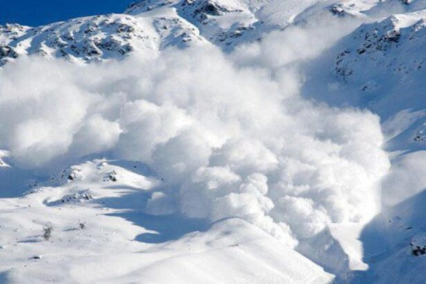 risc de avalansa in muntii din judetul brasov turistii aflati in minivacanta de 1 decembrie sfatuiti sa nu urce la altitudii mari 692d5da315b3d