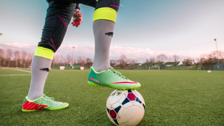 sase fotbalisti au ajuns de urgenta la spital cineva le a turnat acid in ghetele de fotbal 692da1c770fc5