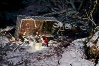 sfarsit tragic la final de an pentru doi barbati dupa ce autoutilitara cu care circulau pe un drum forestier s a rasturnat intr o rapa 6954d6a8cc71b