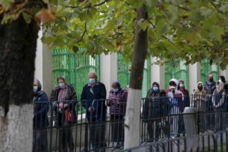 sute de credinciosi s au rugat la moastele sfantului nicolae asezate la biserica ce ii poarta numele in braila 6932c45f1219a