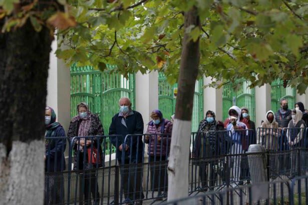 sute de credinciosi s au rugat la moastele sfantului nicolae asezate la biserica ce ii poarta numele in braila 6932c45f1219a