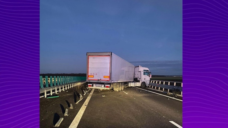 trafic blocat pe drumul expres craiova pitesti dupa ce un tir a lovit parapetul si a ramas blocat 693a856a98f7f