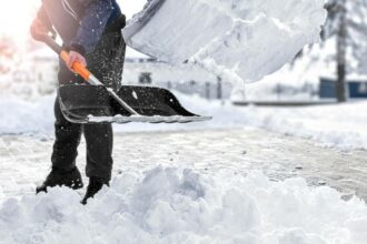 trucul genial care te va ajuta sa isi deszapezesti locul de parcare si curtea este extrem de simplu si de rapid 6953d3ea8f63a