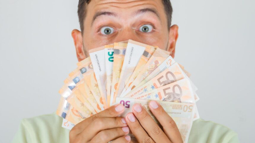 ue a pus tunurile pe plata cu numerar de la ce suma poti fi luat in vizor pentru tranzactii suspecte 694a60fc93d98