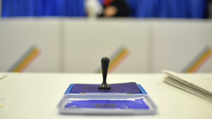 un barbat care si a fotografiat buletinul de vot depistat la o sectie din comuna lumina judetul constanta 69355019518ae