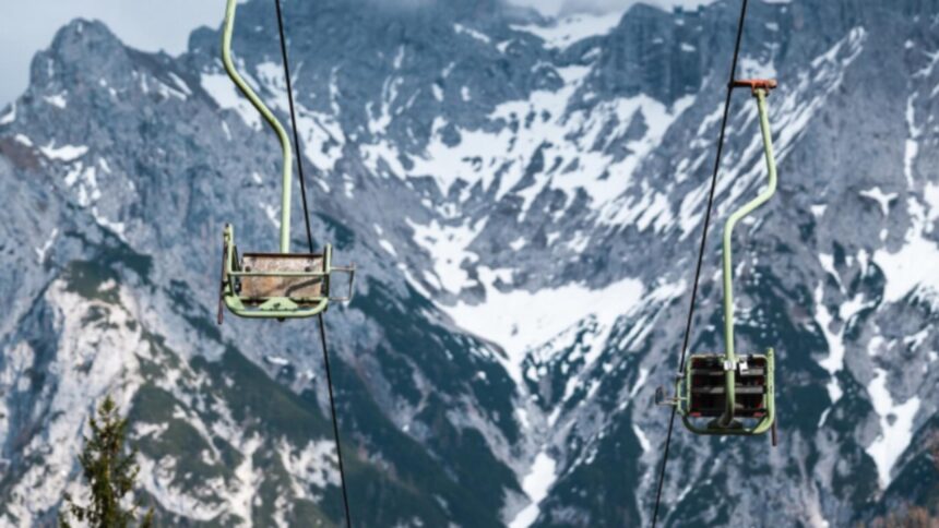 un fotbalist german a murit dupa ce a cazut in gol de la 70 de metri sotia sa a ramas suspendata de instalatia telescaunului 694baef02e3ea