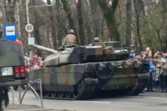 un tanc a fost tras pe dreapta la parada incident la spectacolul de 1 decembrie de la arcul de triumf 692d93870d821