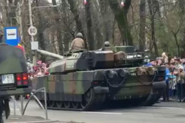 un tanc a fost tras pe dreapta la parada incident la spectacolul de 1 decembrie de la arcul de triumf 692d93870d821