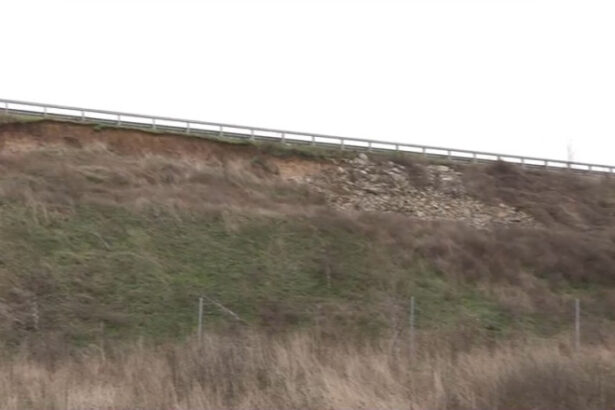 video alunecari de teren pe drumul expres craiova pitesti dupa valul de ploi pamantul a luat o la vale in mai multe zone 6936a6047263d