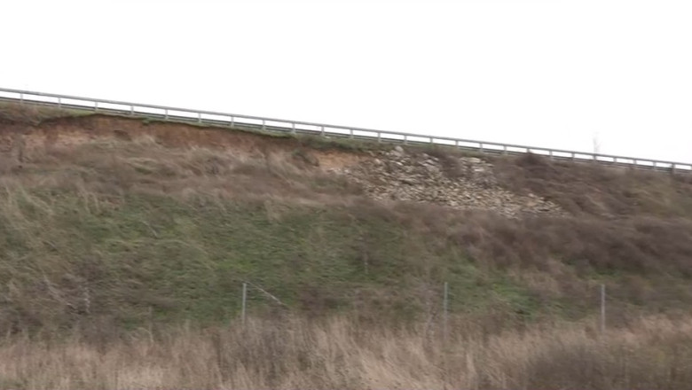video alunecari de teren pe drumul expres craiova pitesti dupa valul de ploi pamantul a luat o la vale in mai multe zone 6936a6047263d