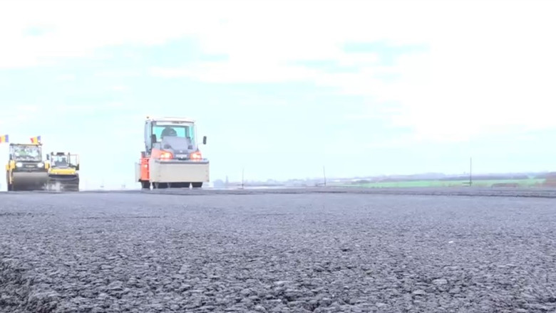 video dupa mai bine de un deceniu de blocaje apar primii kilometri de asfalt pe a3 in bihor imagini de pe santierul autostrazii 6931dc3651bd1