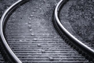 accident feroviar grav un tren de calatori a intrat intr un tir 695e947492454