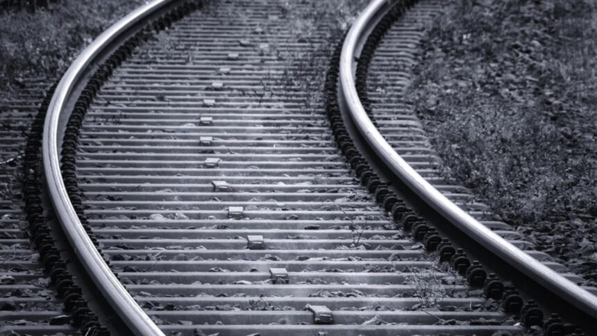 accident feroviar grav un tren de calatori a intrat intr un tir 695e947492454