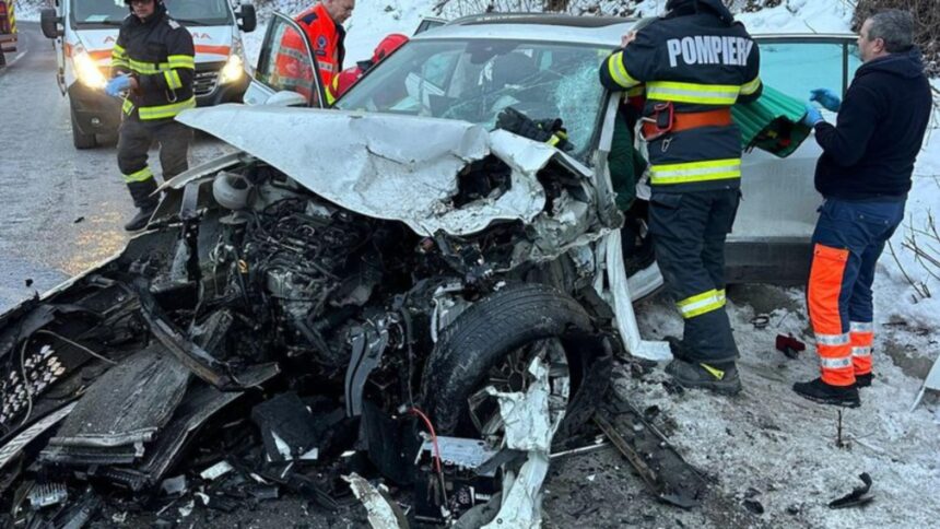 accident grav pe dn 14 in judetul mures doua femei au ramas incarcerate imagini socante dupa impactul violent 697104cbed366